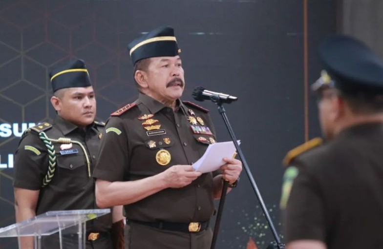 Sanitiar Burhanuddin, yang akrab disapa ST Burhanuddin, merupakan jaksa karier di Korps Adhyaksa yang pertama kali ditunjuk sebagai Jaksa Agung RI untuk periode 2019-2024 oleh Presiden Joko Widodo.