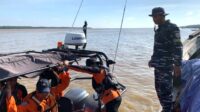 Sebuah kapal nelayan menabrak kapal TB Trans 58 Rute Pekanbaru-Jambi di perairan Kampung Laut, Kabupaten Tanjung Jabung Timur, Jambi.