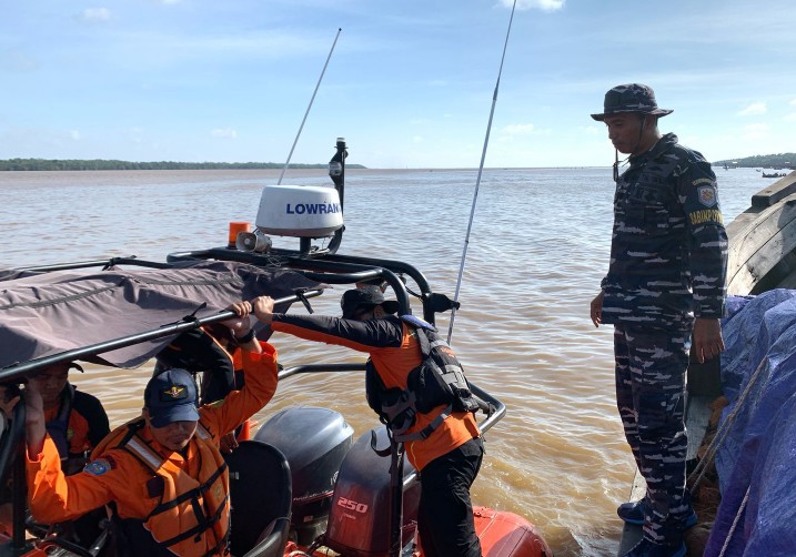 Sebuah kapal nelayan menabrak kapal TB Trans 58 Rute Pekanbaru-Jambi di perairan Kampung Laut, Kabupaten Tanjung Jabung Timur, Jambi.