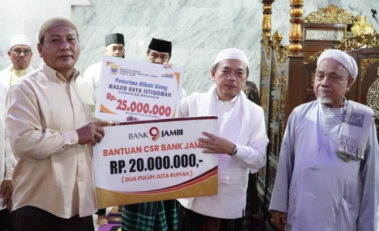 Gubernur Jambi Dr. H. Al Haris, S.Sos, MH menyerahkan bantuan saat Safari Ramadhan 1446 Hijriah/2025 sekitar Rp 45 juta untuk masjid Raya Al-Istiqomah, Pasar Bangko, Kabupaten Merangin