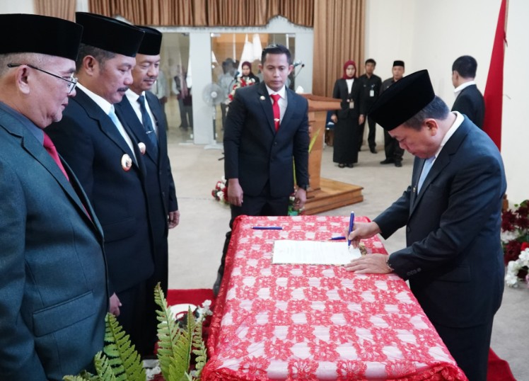 Pemerintah Kabupaten Kerinci menggelar prosesi Serah Terima Jabatan (Sertijab) dari Penjabat (Pj) Bupati Kerinci Asraf, S.Pt., M. SI, kepada Bupati Kerinci terpilih periode 2025 - 2030 Pemerintah Kabupaten Kerinci menggelar prosesi Serah Terima Jabatan (Sertijab) dari Penjabat (Pj) Bupati Kerinci Asraf, S.Pt., M. SI, kepada Bupati Kerinci terpilih periode 2025 - 2030