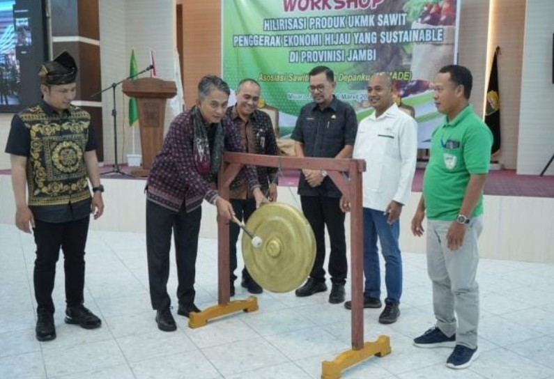 Wakil Bupati Muaro Jambi Junaidi H Mahir membuka workshop Hilirisasi Produk UKMK Sawit Penggerak Ekonomi Hijau.