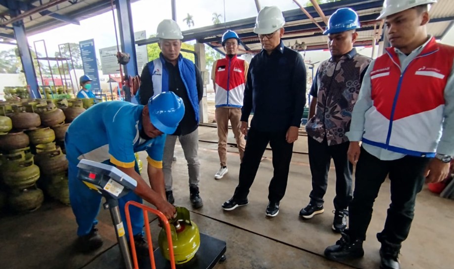 Anggota Komisi XII DPR RI DR H Syarif Fasha ME, bertindak cepat menanggapi keluhan masyarakat soal gas subsidi 3 Kilogram (Kg) di Kabupaten Bungo.