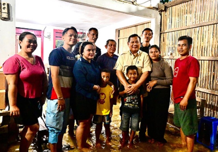Presiden Prabowo Subianto meninjau lokasi banjir di Desa Bunibakti, Babelan, Kabupaten Bekasi, Jawa Barat