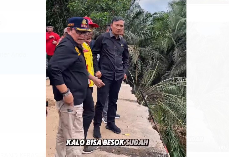 Anggota DPR RI dapil Jambi, Edi Purwanto meninjau langsung pemasangan jembatan sementara bailey di Jalan Lintas Sumatera (Jalinsum) Jambi-Padang.