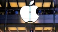 Apple, perusahaan teknologi yang terkenal dengan inovasi dan desainnya yang revolusioner, telah mengambil langkah signifikan dengan menghentikan penjualan iPhone yang menggunakan port Lightning.