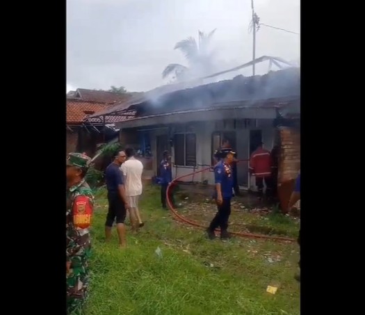 Satu unit rumah dan dua bedeng kontrakan di Kota Jambi ludes terbakar.