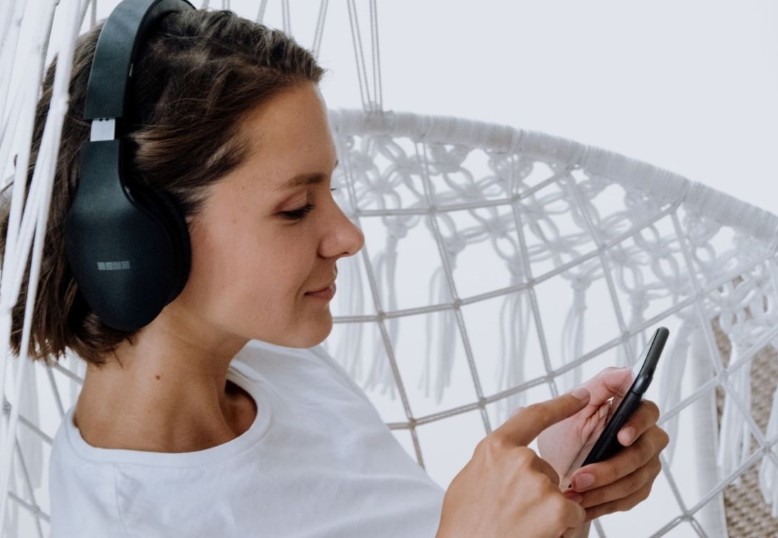 Generasi Z, yang mencakup mereka yang lahir antara pertengahan 1990-an hingga awal 2010-an, tumbuh dalam lanskap digital di mana akses ke musik lebih mudah dan lebih beragam dibandingkan sebelumnya.