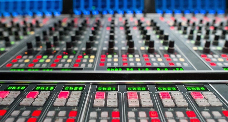 Autotune telah menjadi salah satu teknologi yang paling berpengaruh dalam dunia musik modern. Autotune telah menjadi salah satu teknologi yang paling berpengaruh dalam dunia musik modern.