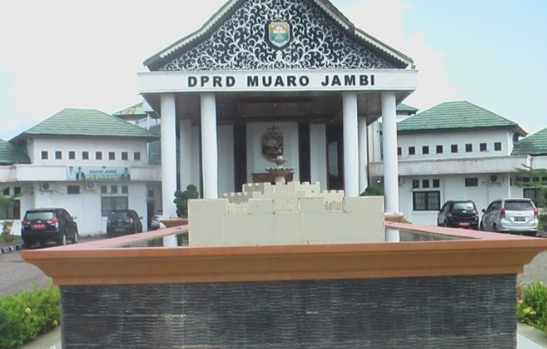 DPRD Muaro Jambi tampaknya tak berani menyentuh anggaran rehab gedung utama Polres Muaro Jambi yang menelan anggaran Rp9,8 miliar.