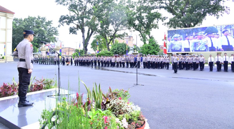 Kepolisian Daerah (Polda) Jambi menggelar apel gelar pasukan Operasi Ketupat tahun 2025. Kepolisian Daerah (Polda) Jambi menggelar apel gelar pasukan Operasi Ketupat tahun 2025.