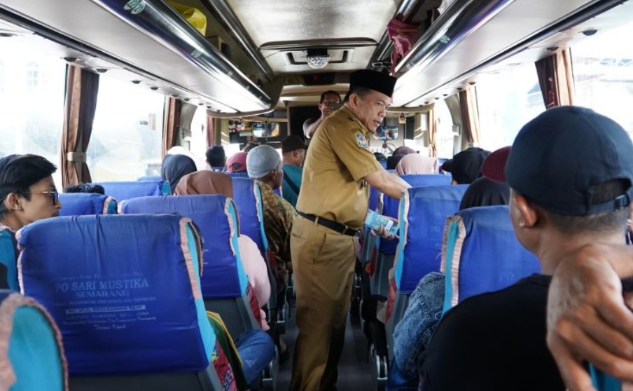 Ada sebanyak 200 warga Jambi asal Pulau Jawa dan Sumbar menikmati mudik lebaran gratis yang diadakan Gubernur Jambi, Al Haris.