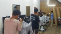 Ingin kelihatan keren dan rapih saat Hari Raya Idul Fitri atau Lebaran? Barbershop Tascuthair bisa menjadi solusi untuk para pria.