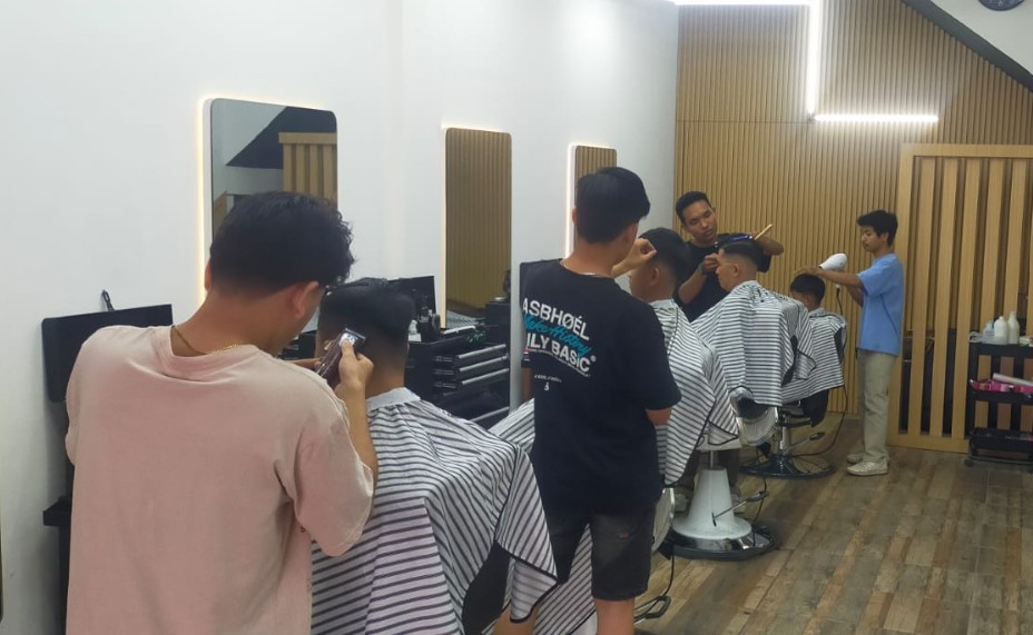 Ingin kelihatan keren dan rapih saat Hari Raya Idul Fitri atau Lebaran? Barbershop Tascuthair bisa menjadi solusi untuk para pria.