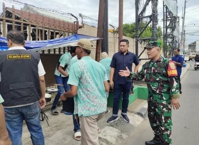 Babinsa Kelurahan Jelutung Koramil 415-10/Jambi Selatan bersama aparat kecamatan melakukan patroli Pemerlu Pelayanan Kesejahteraan Sosial (PPKS) di kawasan pusat keramaian dan jalan-jalan protokol. Babinsa Kelurahan Jelutung Koramil 415-10/Jambi Selatan bersama aparat kecamatan melakukan patroli Pemerlu Pelayanan Kesejahteraan Sosial (PPKS) di kawasan pusat keramaian dan jalan-jalan protokol.