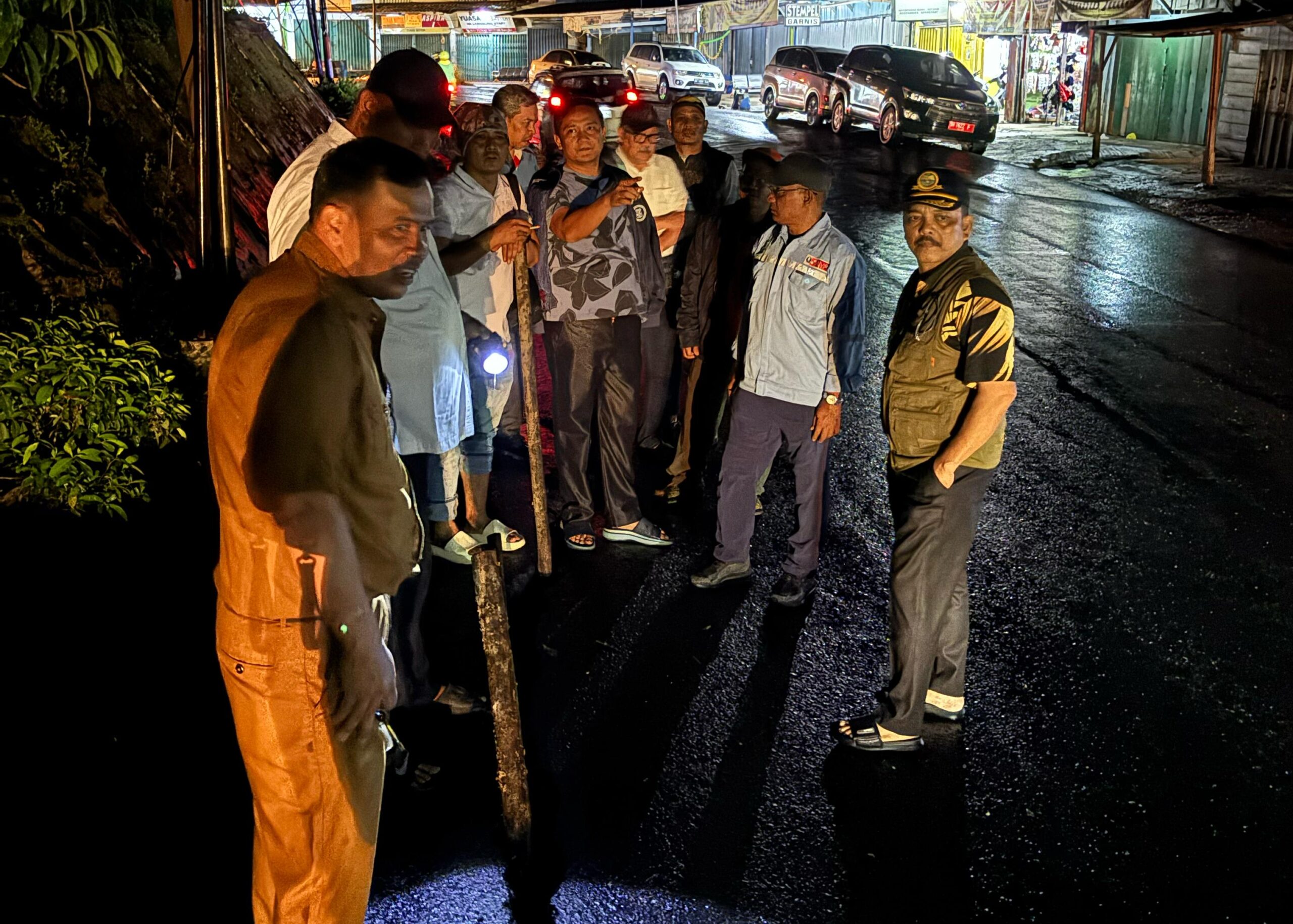 Balai Pelaksana Jalan Nasional (BPJN) Provinsi Jambi cek jalan bukit tiung yang ambles. Senin (14/4/2025) Malam. Balai Pelaksana Jalan Nasional (BPJN) Provinsi Jambi cek jalan bukit tiung yang ambles. Senin (14/4/2025) Malam.