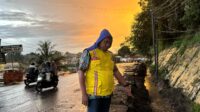 Tim Balai Pelaksana Jalan Nasional (BPJN) Provinsi Jambi saat tinjau penanganan jalan ambles bukit tiung Bangko. Rabu (16/4/2025).