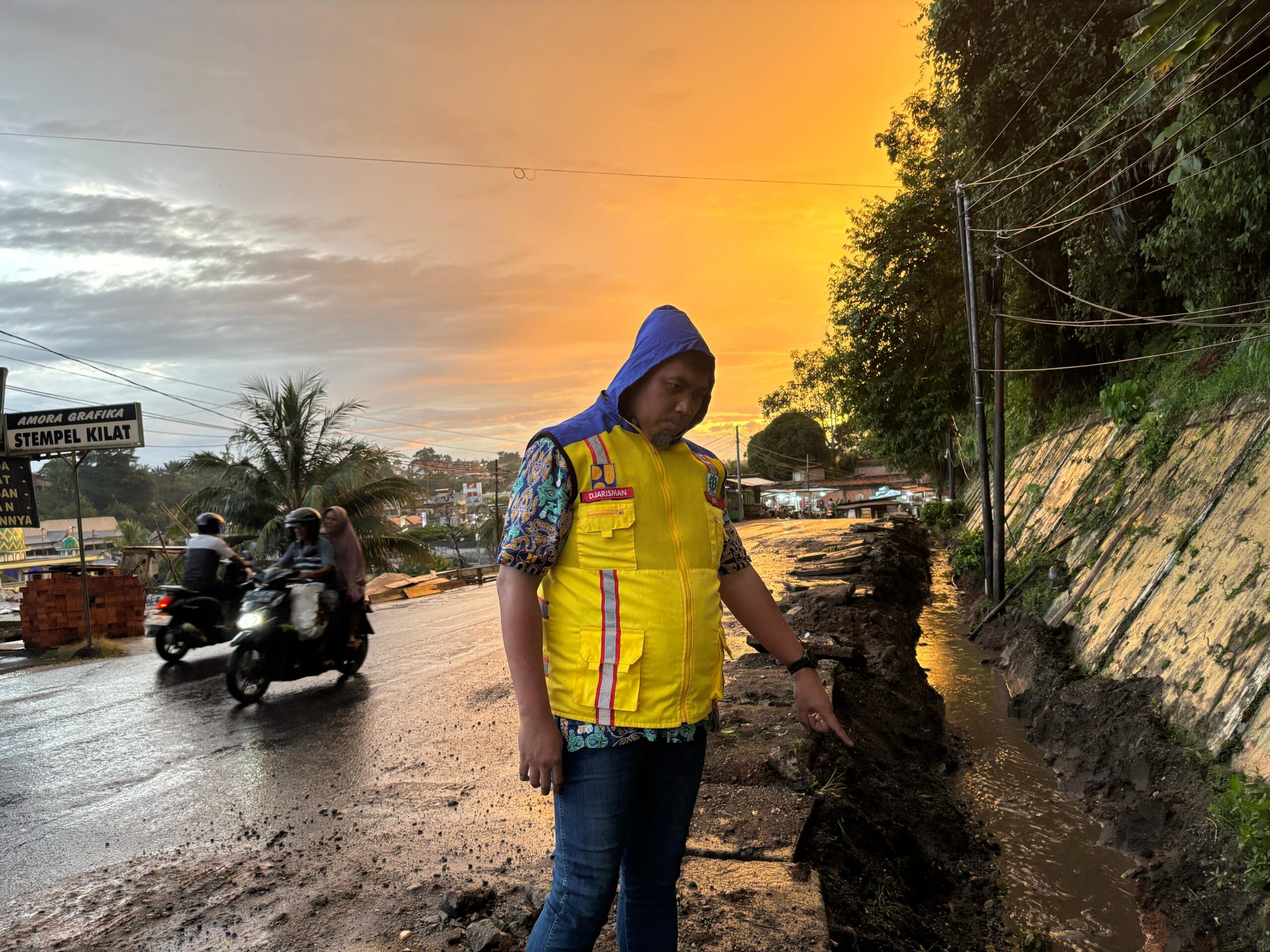 Tim Balai Pelaksana Jalan Nasional (BPJN) Provinsi Jambi saat tinjau penanganan jalan ambles bukit tiung Bangko. Rabu (16/4/2025).