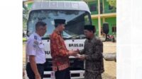 Anggota DPR RI dapil Jambi, Edi Purwanto menyerahkan satu unit bus sekolah untuk Pondok Pesantren (Ponpes) Al Fattah Singkut, Kabupaten Sarolangun.