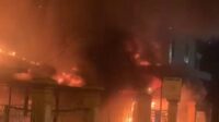 Satu unit rumah yang dijadikan tempat usaha rental playstastion dan praktek tukang gigi terbakar.