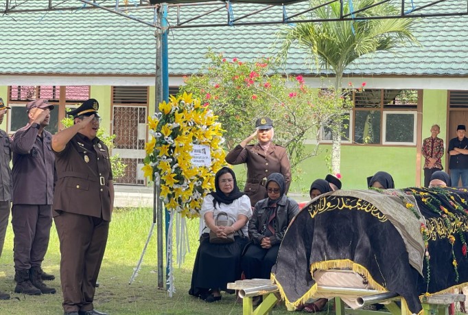 Kejaksaan Tinggi Jambi menggelar rangkaian prosesi penghormatan terakhir almarhum bapak Bambang Supriyanto. Kejaksaan Tinggi Jambi menggelar rangkaian prosesi penghormatan terakhir almarhum bapak Bambang Supriyanto.