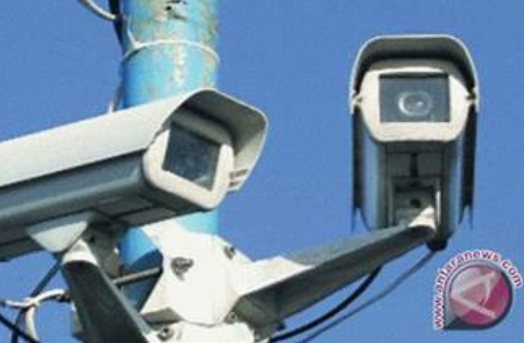 Closed-Circuit Television (CCTV), atau televisi sirkuit tertutup, adalah sistem pengawasan video yang menggunakan kamera untuk mengirimkan sinyal ke monitor atau perekam, seringkali untuk tujuan keamanan atau pengawasan.