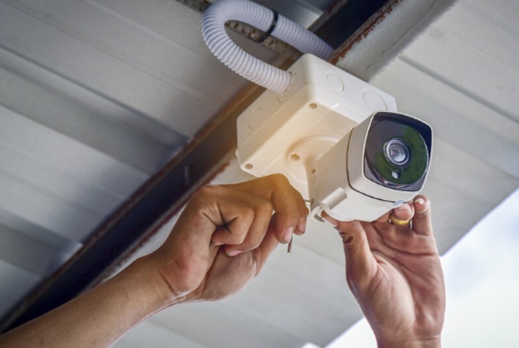 Keamanan rumah adalah prioritas utama bagi banyak orang. Di era modern ini, CCTV (Closed-Circuit Television) menjadi solusi populer untuk meningkatkan keamanan dan memberikan rasa tenang.