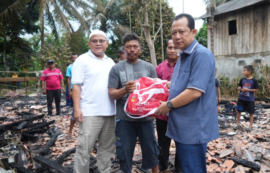 Bupati Muaro Jambi, Bambang Bayu Suseno (BBS) gerak cepat memberikan bantuan kepada masyarakat yang terkena musibah kebakaran di Muaro Jambi.