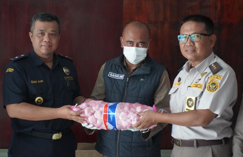 Balai Karantina Hewan, Ikan, dan Tumbuhan Jambi (Karantina Jambi) melalui Satuan Pelayanan Pelabuhan Kuala Tungkal bersama Bea Cukai berhasil menggagalkan pemasukan bawang putih dan bawang bombai yang tidak disertai dokumen karantina dari daerah Batam. Balai Karantina Hewan, Ikan, dan Tumbuhan Jambi (Karantina Jambi) melalui Satuan Pelayanan Pelabuhan Kuala Tungkal bersama Bea Cukai berhasil menggagalkan pemasukan bawang putih dan bawang bombai yang tidak disertai dokumen karantina dari daerah Batam.