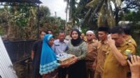 Ketua TP PKK Muaro Jambi Ririn Noviyanti BBS langsung menyambangi Jamilah yang rumahnya hangus terbakar