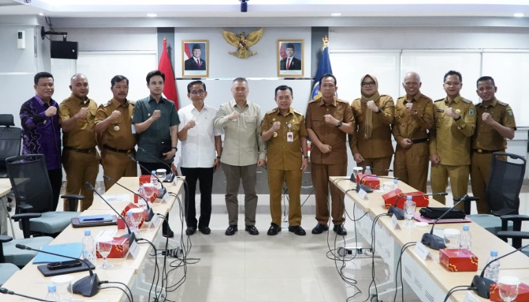 Gubernur Jambi Al Haris bersama seluruh Bupati dan Wali Kota se-Provinsi Jambi melakukan audiensi dengan Menteri Perhubungan Republik Indonesia Gubernur Jambi Al Haris bersama seluruh Bupati dan Wali Kota se-Provinsi Jambi melakukan audiensi dengan Menteri Perhubungan Republik Indonesia