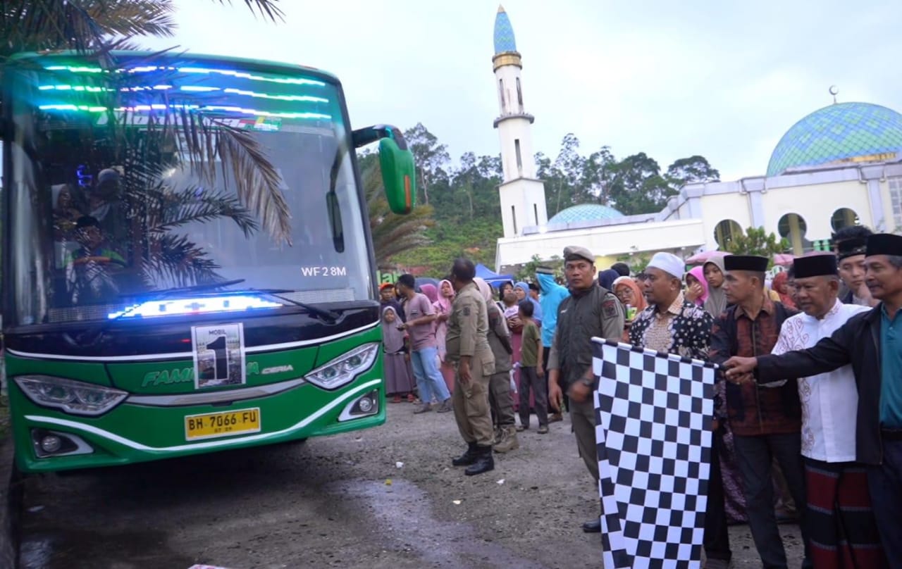 Wabup Merangin H A Khafid Moein didampingi Kepala Kantor Kementerian Agama Kabupaten Merangin H Khusaini, Kadis Kominfo Merangin M Arief, melepas Calon Jemaah Haji (CJH) kloter 18 Kabupaten Merangin.