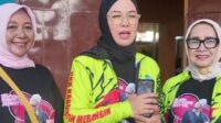 Ketua TP PKK Merangin Hj Lavita Syukur, memberi apresiasi yang setinggi-tingginya atas digelarnya Merangin Zumba Party, di Lapangan Tenis Indoor Pematang Kandis Bangko, Minggu (25/5/2025).