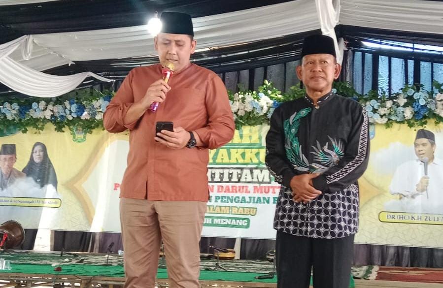Bupati Merangin H M Syukur dan Wabup H Abdul Khafidh memotivasi para santri dan santriwati, pada acara Haflah Attasyakkur Lil Ikhtitam Pondok Pesantren Darul Muttaqien, Desa Pauh Menang Kecamatan Pamenang, Minggu (25/5/2025).