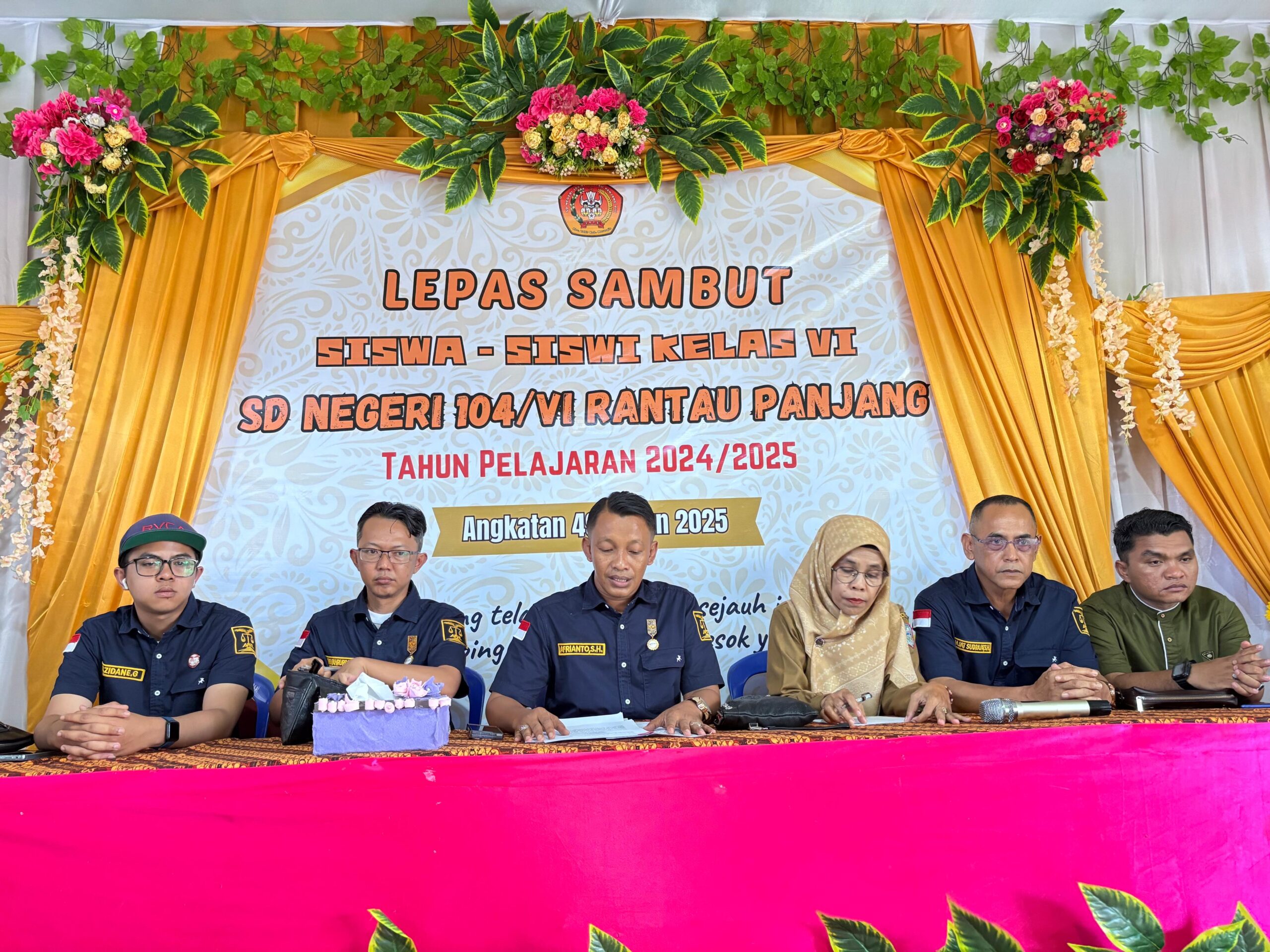 Kepala SDN 104, Hartini didampingi Afrianto SH, dan patner AFR Law. Selasa (27/5/2025).