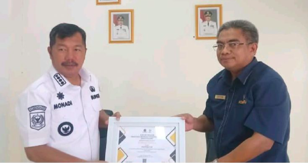 Bupati Kerinci Monadi Terima Penghargaan Pengelola Dana Desa Bupati Kerinci Monadi Terima Penghargaan Pengelola Dana Desa