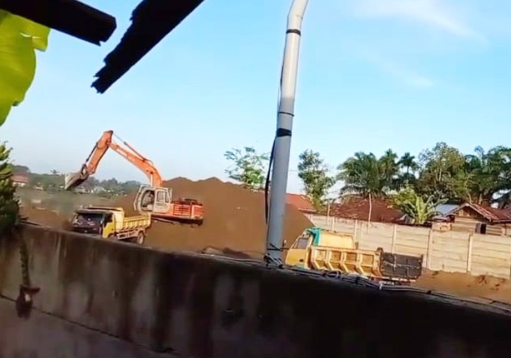 Dinas Lingkungan Hidup (LH) Kabupaten Muaro Jambi akan menindak lanjuti persoalan aktivitas stokpile pasir di RT 03 Desa Penyengat Olak, Kecamatan Jambi Luar Kota yang meresahkan warga sekitar.