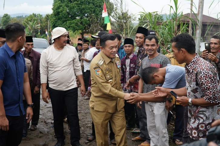 Gubernur Jambi Dr. H. Al Haris, S.Sos. MH bersama Bupati Kerinci Monadi beserta rombongan melaksankan Peninjauan Jalan di Renah Pemetik Gubernur Jambi Dr. H. Al Haris, S.Sos. MH bersama Bupati Kerinci Monadi beserta rombongan melaksankan Peninjauan Jalan di Renah Pemetik