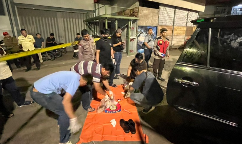 Sejoli atau sepasang laki-laki dan perempuan ditemukan tewas dalam mobil yang terparkir di swalayan Trona Ekspres, Kecamatan Alam Barajo, Kota Jambi.