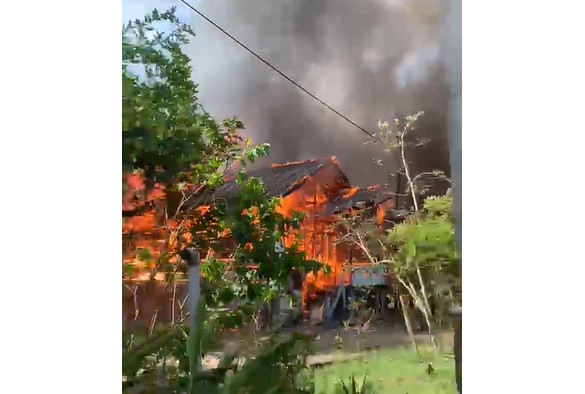 Dua unit rumah di kawasan Danau Sipin, Kota Jambi hangus terbakar.