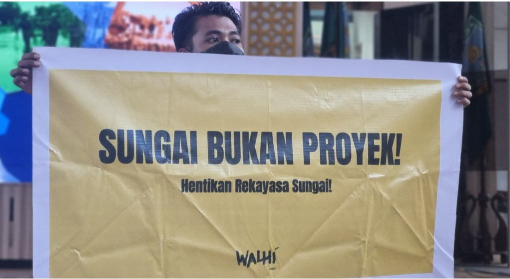 Walhi Jambi menggelar aksi protes serta meminta Pemarintah Daerah Jambi tegas menghukum perusahaan yang merusak lingkungan.