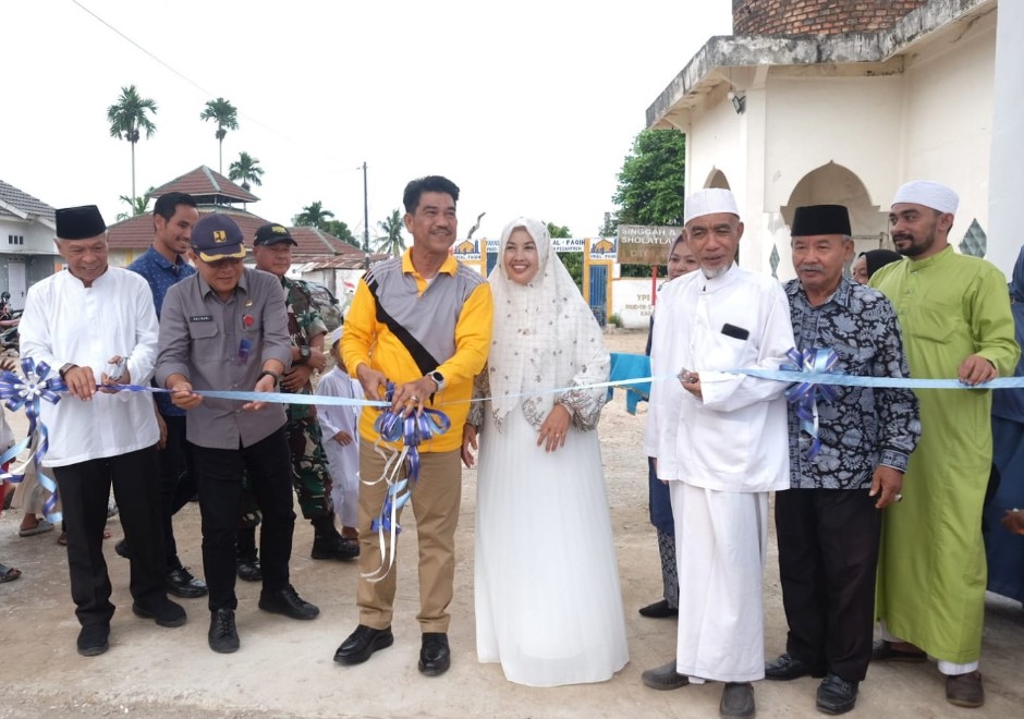 Penjabat (Pj) Bupati Kabupaten Muaro Jambi, Raden Najmi meresmikan Gapura dan MCK Pondok Pesantren (Ponpes) Al Faqih yang berada di Desa Kasang Pudak Kecamatan Kumpeh Ulu Kabupaten Muaro Jambi. Penjabat (Pj) Bupati Kabupaten Muaro Jambi, Raden Najmi meresmikan Gapura dan MCK Pondok Pesantren (Ponpes) Al Faqih yang berada di Desa Kasang Pudak Kecamatan Kumpeh Ulu Kabupaten Muaro Jambi.