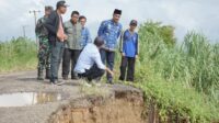 Penjabat Bupati Muaro Raden Najmi didampingi Kadis PUPR meninjau langsung ruas jalan longsor yang terjadi di Desa Dusun Mudo dan Desa Rukam Kecamatan Taman Rajo