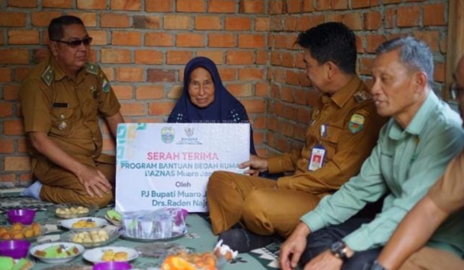 Penjabat Bupati Kabupaten Muaro Jambi Drs. Raden Najmi meresmikan bantuan Bedah Rumah di Desa Tunas Mudo Kecamatan Sekernan dan Desa Sembubuk Kecamatan Jambi Luar Kota