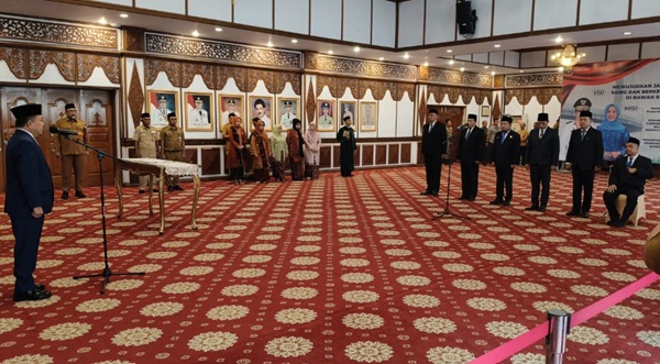 Mantan Pj Bupati Sarolangun, Henrizal, menduduki jabatan baru sebagai Kepala Dinas Perkebunan (Kadisbun) Provinsi Jambi. Selain dia, beberapa pejabat eselon 2 juga kena mutasi