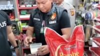 Seorang warga Desa Koto Boyo, Kecamatan Bathin 24, Kabupaten Batanghari, Lilis menemukan dugaan beras oplosan yang dikemas dalam karung beras merek Rambe.