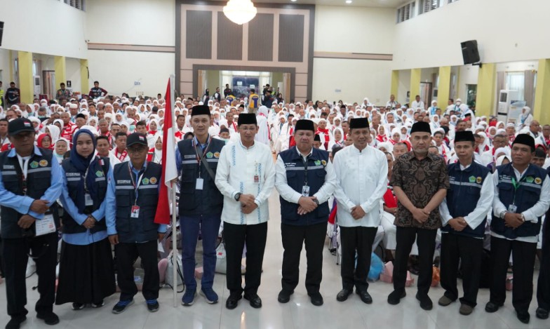 Gubernur Jambi yang diwakili oleh Asisten II Sekda Provinsi Jambi Bidang Perekonomi dan Pembangunan Johansyah, SE, ME melepas secara resmi keberangakatan Jemaah Calon Haji (JCH) yang tergabung dalam Kloter 19
