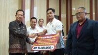 Bupati Muaro Jambi, Bambang Bayu Suseno (BBS) bersama Koni memberikan langsung tali asih kepada atlet Muaro Jambi peraih mendali di PON XXI Aceh-Sumut lalu.