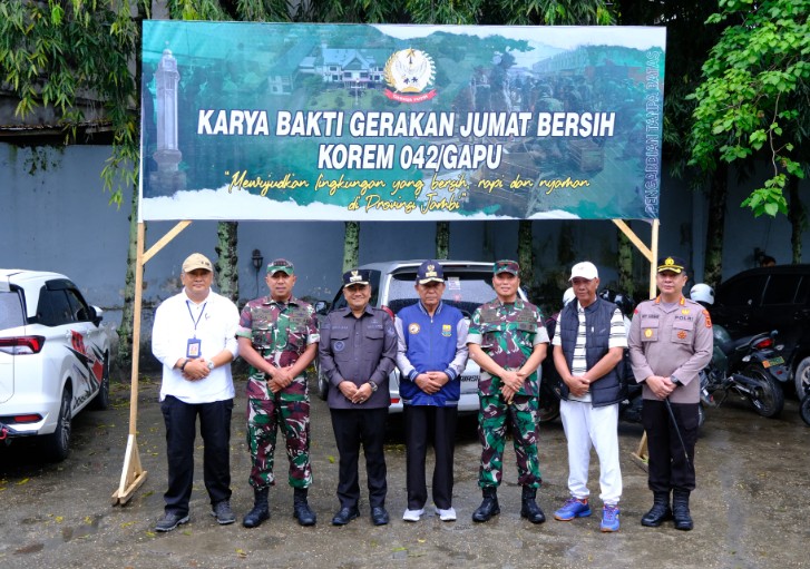 Wakil Gubernur Jambi Drs. H. Abdullah Sani, M.Pd.I bersama Danrem 042/Gapu, Wali Kota Jambi dan Forkopimda bersama-sama melakukan kegiatan Karya Bakti Gerakan Jum'at Bersih.