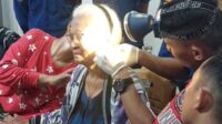 Petugas Pemadam Kebakaran dan Penyelamatan (Damkartan) Kota Jambi membantu evakuasi anting lansia terjepit di telinga.